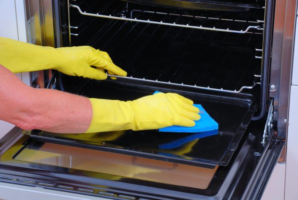 Clean Your Oven With Vinegar Steam